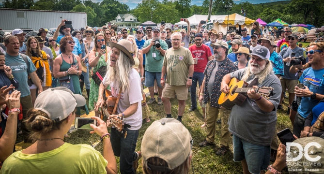 Steve Poltz and Vince Herman (of Leftover Salmon) perform a responsive "This Land is Your Land" amongst the crowd.