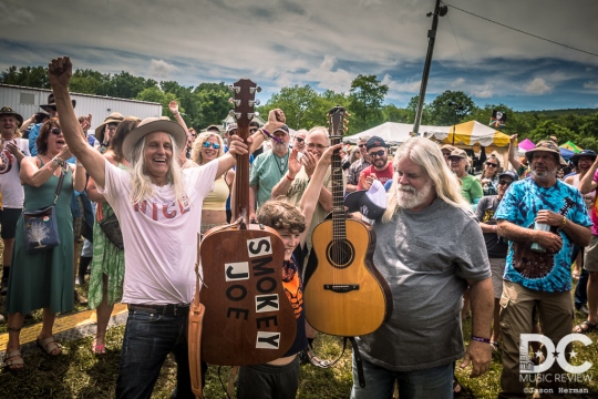 Steve Poltz and Vince Herman (of Leftover Salmon) perform a responsive "This Land is Your Land" amongst the crowd.