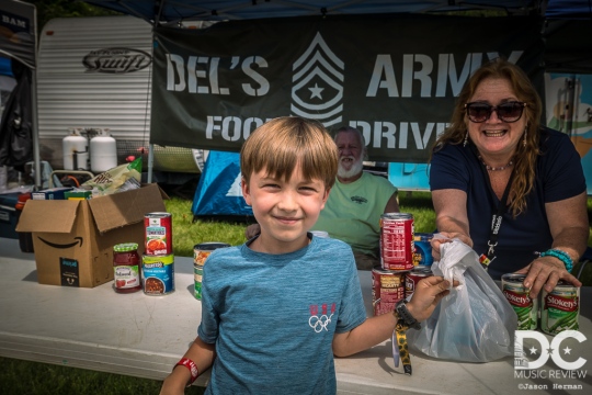 Del's Army Food Drive! Fans helping others!