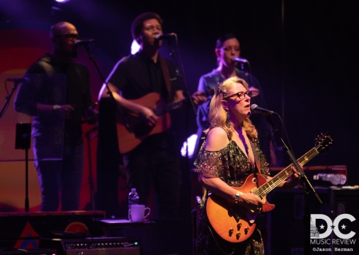 Susan Tedeschi with Mark Rivers, Mike Mattison , and Alecia Chakour in  the background
