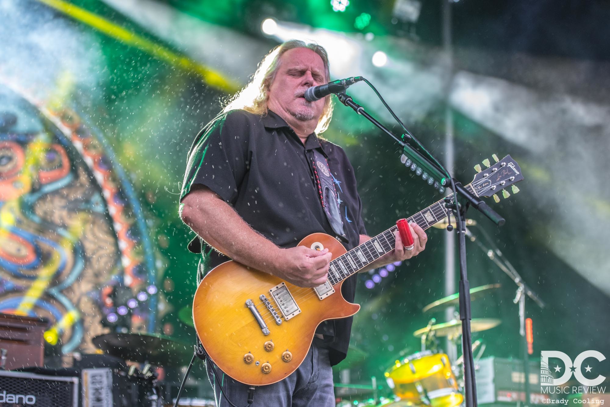 Warren Haynes powers through the rain!