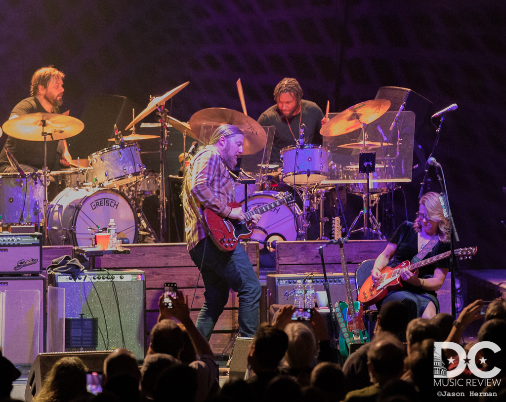 Derek Trucks & Susan Tedeschi play a semi-seated guitar jam