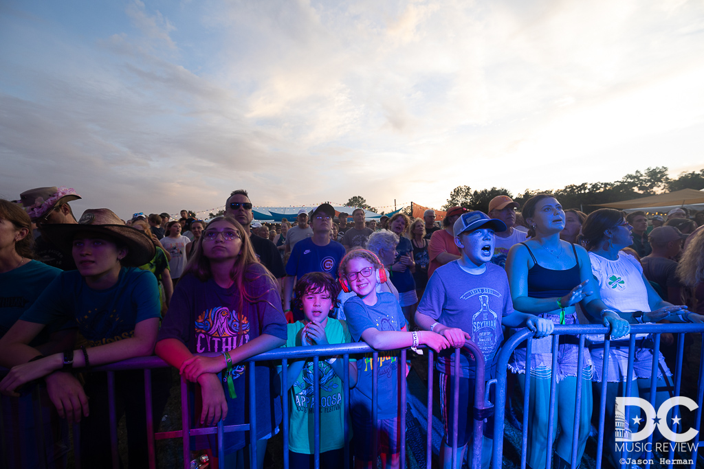 Fans enjoying Carbon Leaf