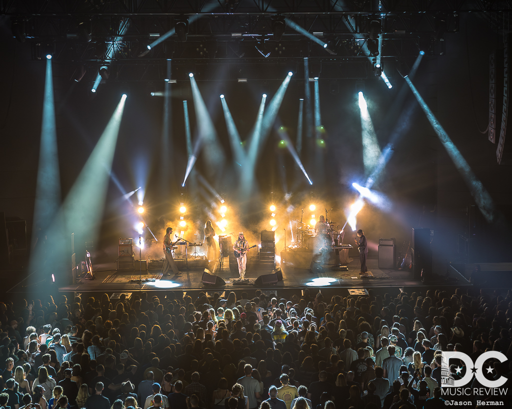 Kaleo mesmerizes everyone with their light show