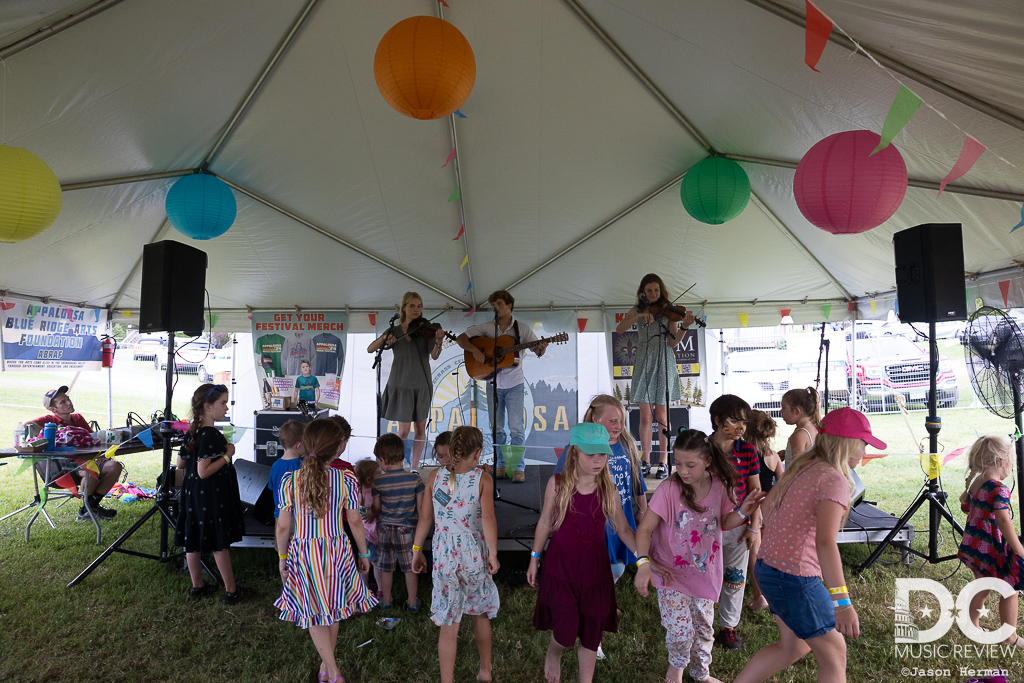 Fans dance to Pickin' Thistles