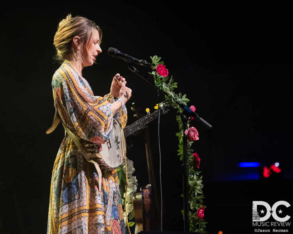 Lindsay Lou inspecting her banjo