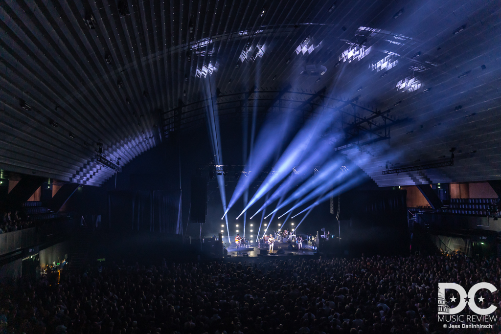 KALEO lights up a huge concert hall